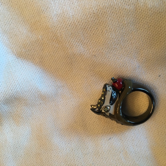 CUTE RING: Wolf with Apple Ring - Picture 3 of 7